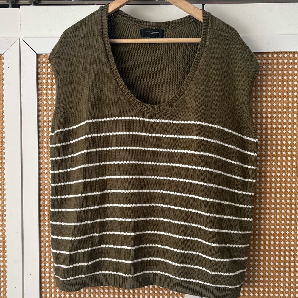 BR Sleeveless Olive Scoop Neck Sweater Vest